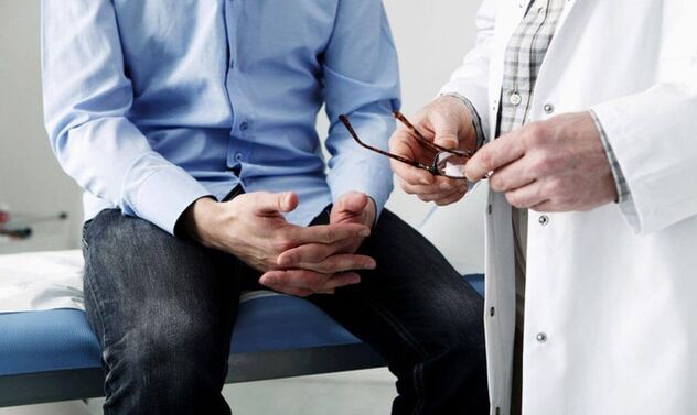 E Mann bei engem Dokter mat Symptomer vum Prostatitis